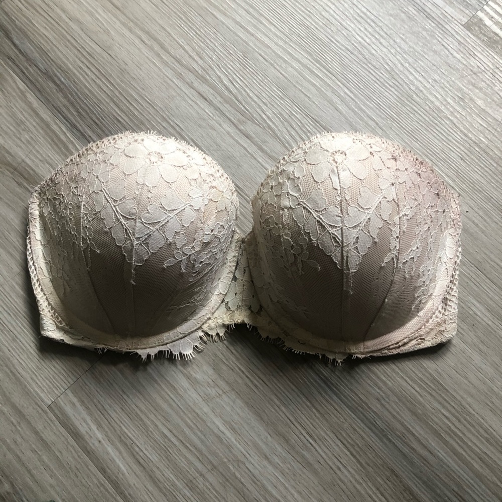 ❌SOLD❌ Victoria’s Secret Lace Cream Strapless Bra